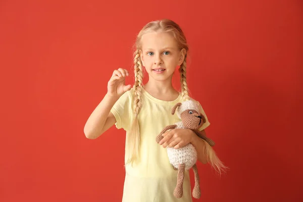 Renk arka plan üzerinde işaret dilini kullanarak küçük sağır dilsiz kız — Stok fotoğraf