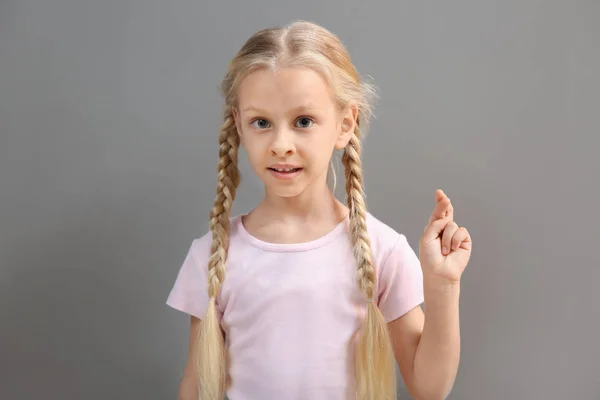Weinig doof Mute meisje met gebarentaal op grijze achtergrond — Stockfoto