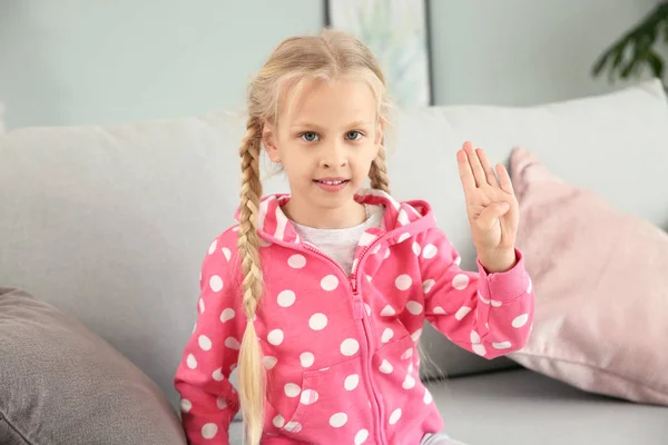 Маленькая глухонемая девочка использует язык жестов дома — стоковое фото