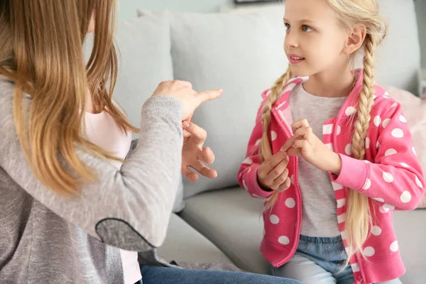 Mãe ensinando sua filha surda muda a usar a língua de sinais em casa — Fotografia de Stock