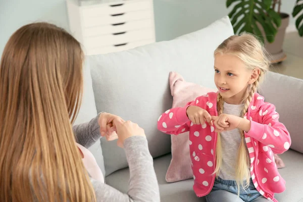 Anya tanítása neki süket néma lánya használata jelnyelv otthon — Stock Fotó