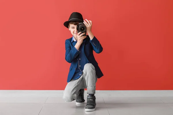 Ładny mały fotograf w pobliżu koloru ściany — Zdjęcie stockowe