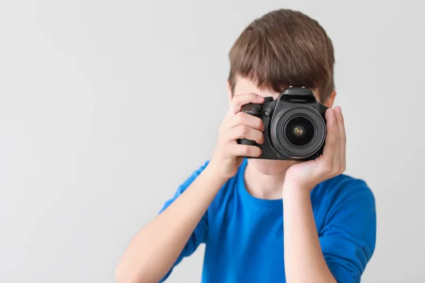 Leuke kleine fotograaf op witte achtergrond — Stockfoto