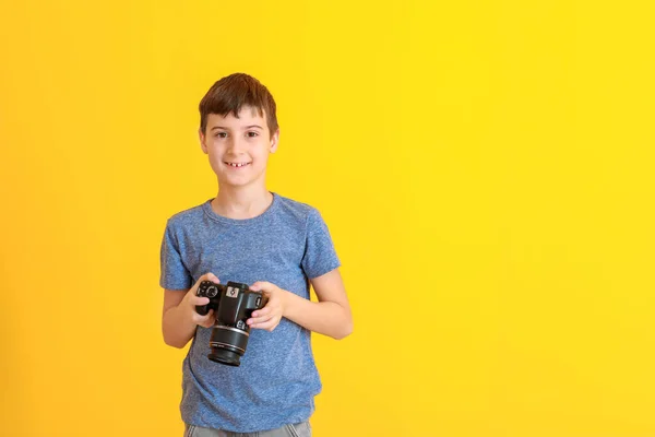 Lindo fotógrafo poco sobre fondo de color — Foto de Stock