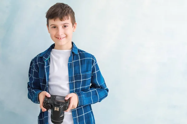 Roztomilý malý fotograf na barevném pozadí — Stock fotografie