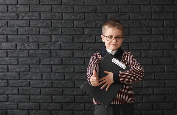 Aranyos kis üzletember mutatja hüvelykujj-fel a sötét háttér — Stock Fotó