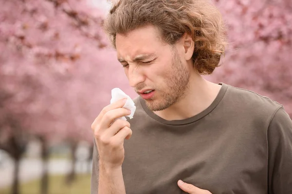 Hombre enfermo con limpiaparabrisas en el día de primavera — Foto de Stock