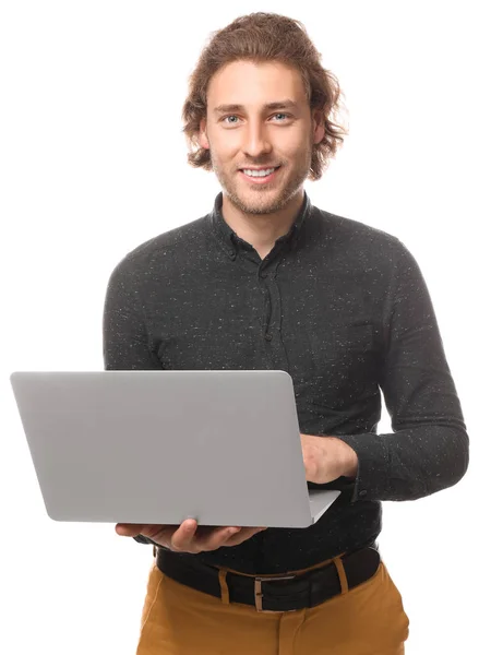 Programador masculino con portátil sobre fondo blanco — Foto de Stock