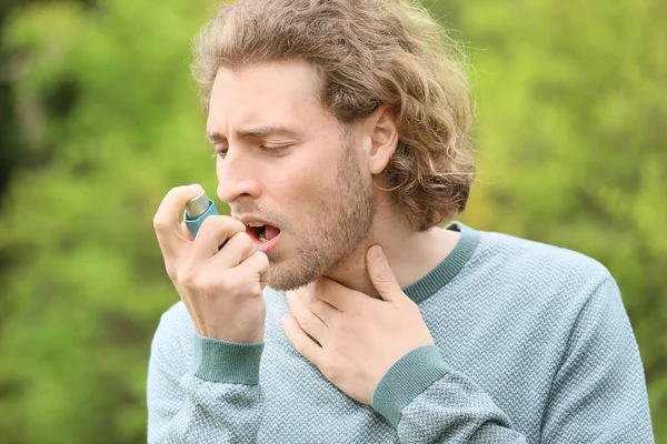Mann mit Inhalator hatte Asthmaanfall am Frühlingstag — Stockfoto