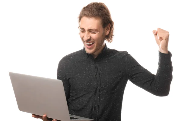 Programador masculino feliz con el ordenador portátil en fondo blanco — Foto de Stock