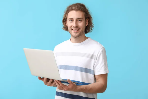 Muž programátor s notebookem na barevném pozadí — Stock fotografie
