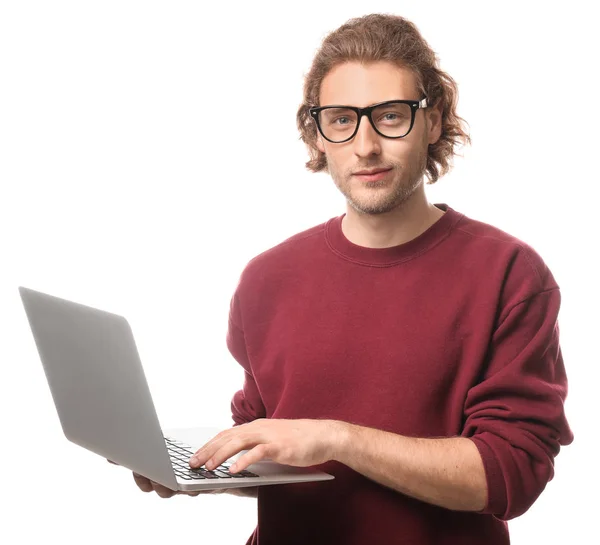 Männlicher Programmierer mit Laptop auf weißem Hintergrund — Stockfoto