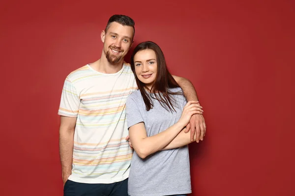 Pasangan muda bahagia di latar belakang warna — Stok Foto