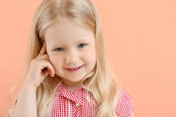 Retrato de menina adorável no fundo de cor — Fotografia de Stock