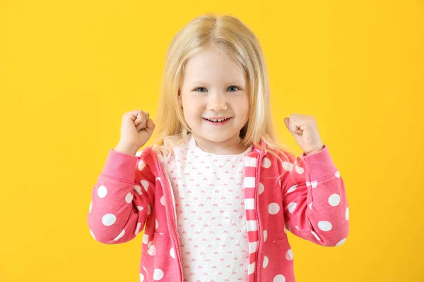 Retrato de menina adorável no fundo de cor — Fotografia de Stock