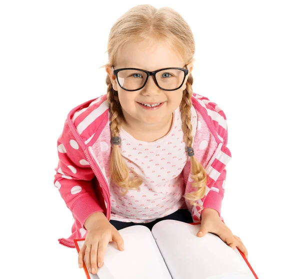 Ritratto di adorabile bambina che legge libro su sfondo bianco — Foto Stock