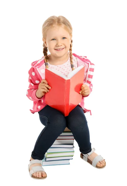 흰색 배경에 책을 읽고 사랑스러운 어린 소녀의 초상화 — 스톡 사진