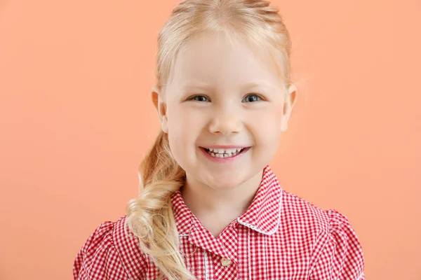 Porträt von entzückenden kleinen Mädchen auf farbigem Hintergrund — Stockfoto