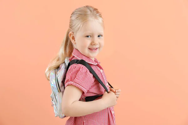 Портрет чарівної маленької дівчинки на кольоровому фоні — стокове фото