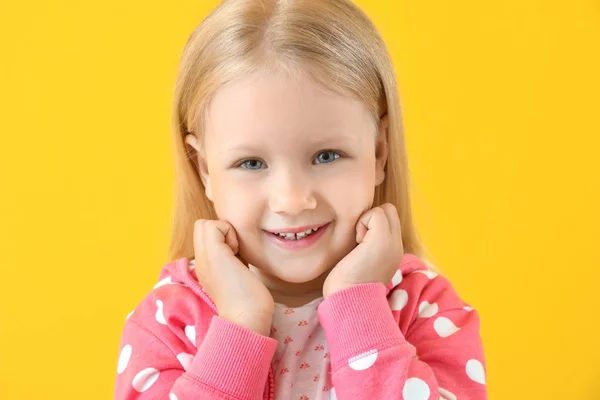 Retrato de menina adorável no fundo de cor — Fotografia de Stock