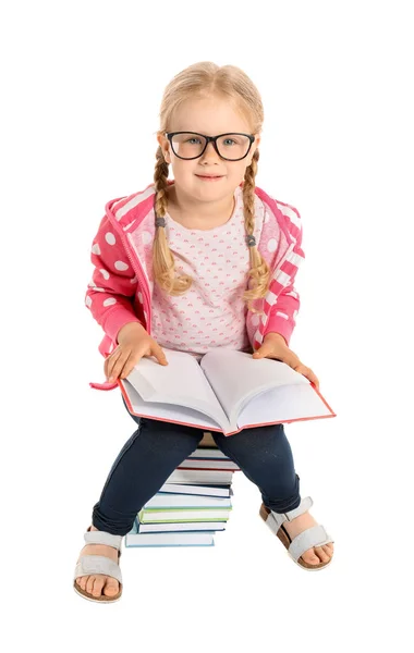 Portrét rozkošné holčičky, která čte knihu na bílém pozadí — Stock fotografie