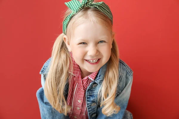 Retrato de menina elegante no fundo de cor — Fotografia de Stock