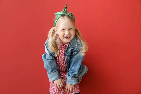 Retrato de menina elegante no fundo de cor — Fotografia de Stock