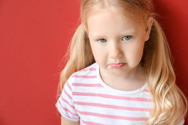Πορτραίτο του θλιμμένα κοριτσάκι στο χρώμα φόντο — Φωτογραφία Αρχείου