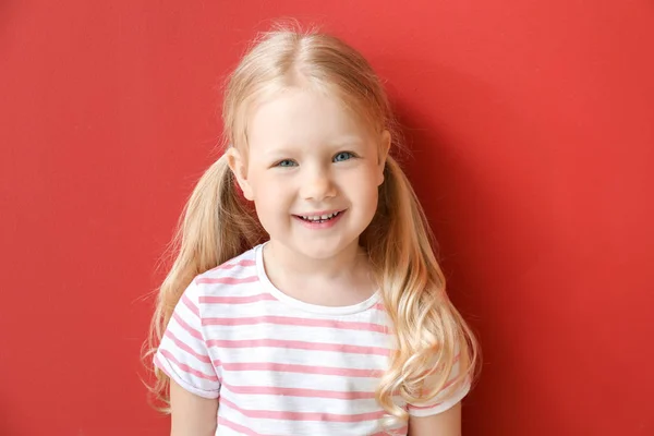 Retrato de menina adorável no fundo de cor — Fotografia de Stock