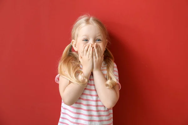 Retrato de menina adorável no fundo de cor — Fotografia de Stock