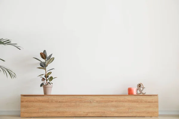 Soporte de madera cerca de la pared de luz en la habitación —  Fotos de Stock