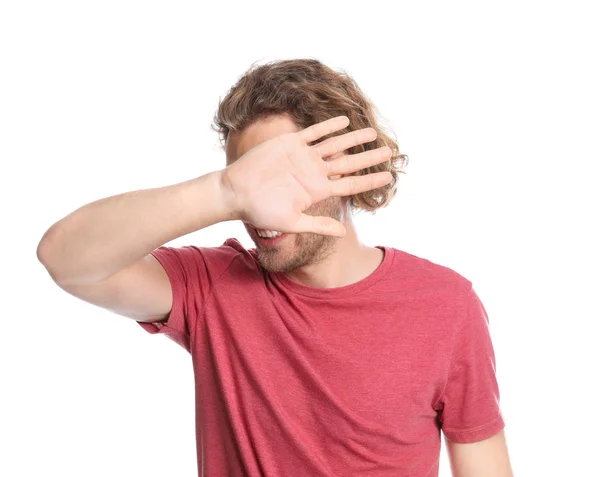 Joven cubriendo sus ojos sobre fondo blanco —  Fotos de Stock