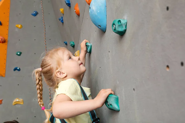 Menina parede de escalada no ginásio — Fotografia de Stock