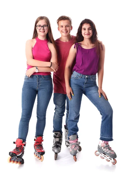 Les adolescents sur patins à roulettes sur fond blanc — Photo