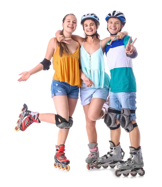 Adolescentes em patins contra fundo branco — Fotografia de Stock