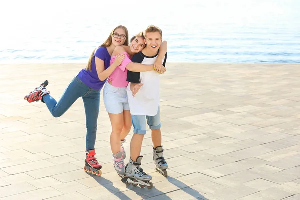 Les adolescents sur des patins à roulettes à l'extérieur — Photo