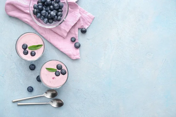 Glasses with tasty blueberry smoothie on color background — Stock Photo, Image