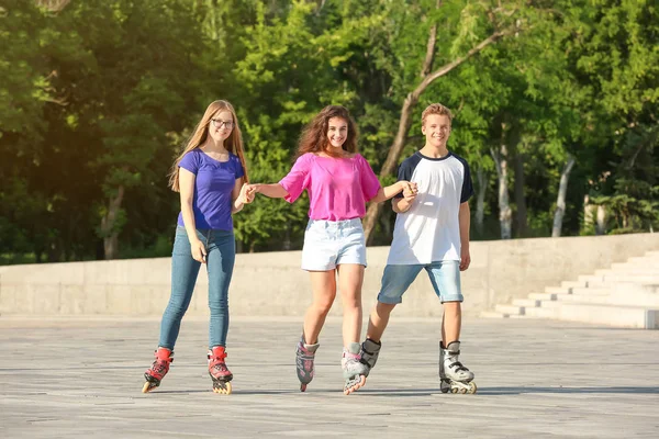 Adolescentes en patines al aire libre —  Fotos de Stock