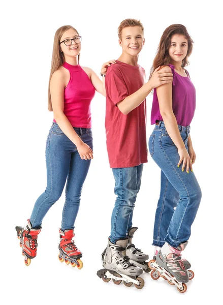 Adolescentes em patins contra fundo branco — Fotografia de Stock