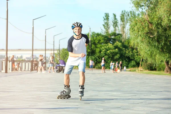 Teenage boy on roller skates outdoors — Stock Photo, Image