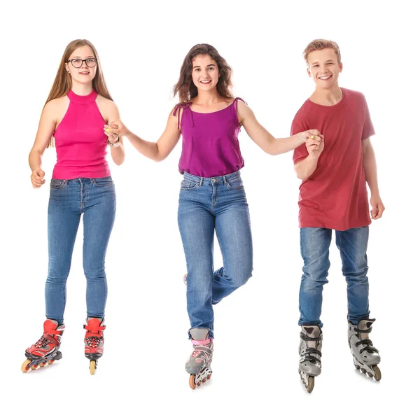 Les adolescents sur patins à roulettes sur fond blanc — Photo