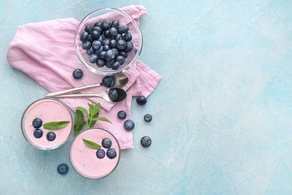 Glasses with tasty blueberry smoothie on color background — Stock Photo, Image