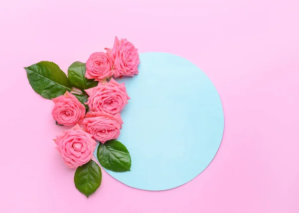 Carte de vœux vide avec de belles fleurs sur fond de couleur — Photo