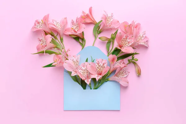 Envelop met mooie bloemen op de achtergrond — Stockfoto
