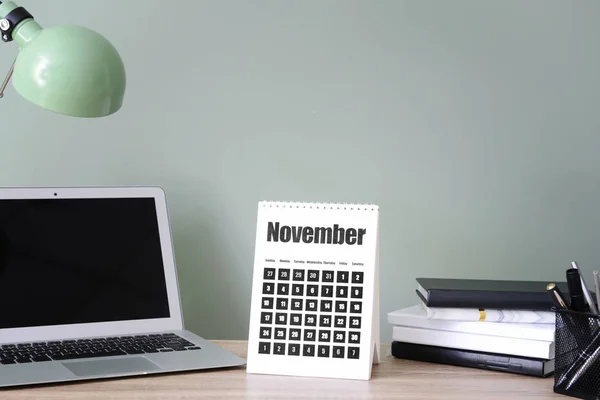 Ημερολόγιο με φορητό υπολογιστή και επιστολόχαρτα στο τραπέζι στο γραφείο — Φωτογραφία Αρχείου