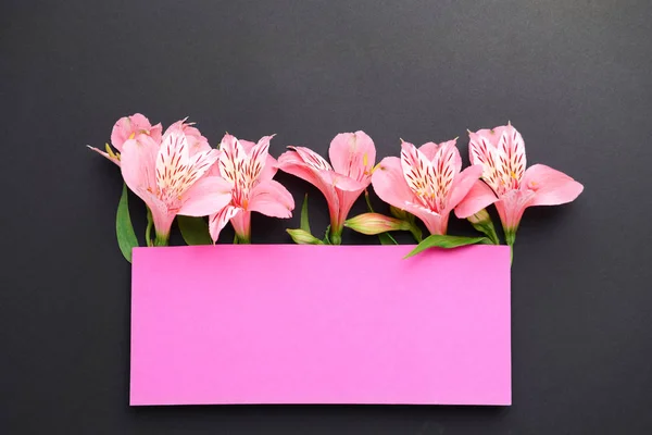 Üres üdvözlőkártya, gyönyörű virágokkal, sötét háttér — Stock Fotó