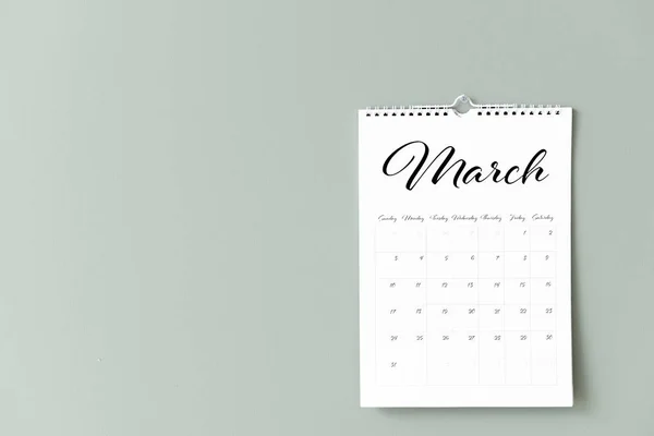 Calendário pendurado na parede de cor — Fotografia de Stock