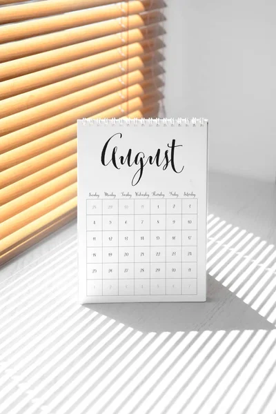 Capovolgere il calendario sul davanzale della finestra — Foto Stock
