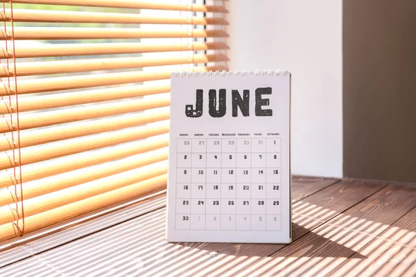 Flip kalender på fönsterbrädan — Stockfoto