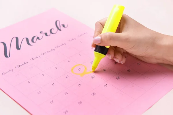 Kvinna märkning datum i kalendern, närbild — Stockfoto